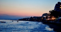 Turecka plaża o zachodzie słońca.