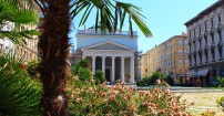 Plac przed "Divo Antonio Thavmatvrgo"
